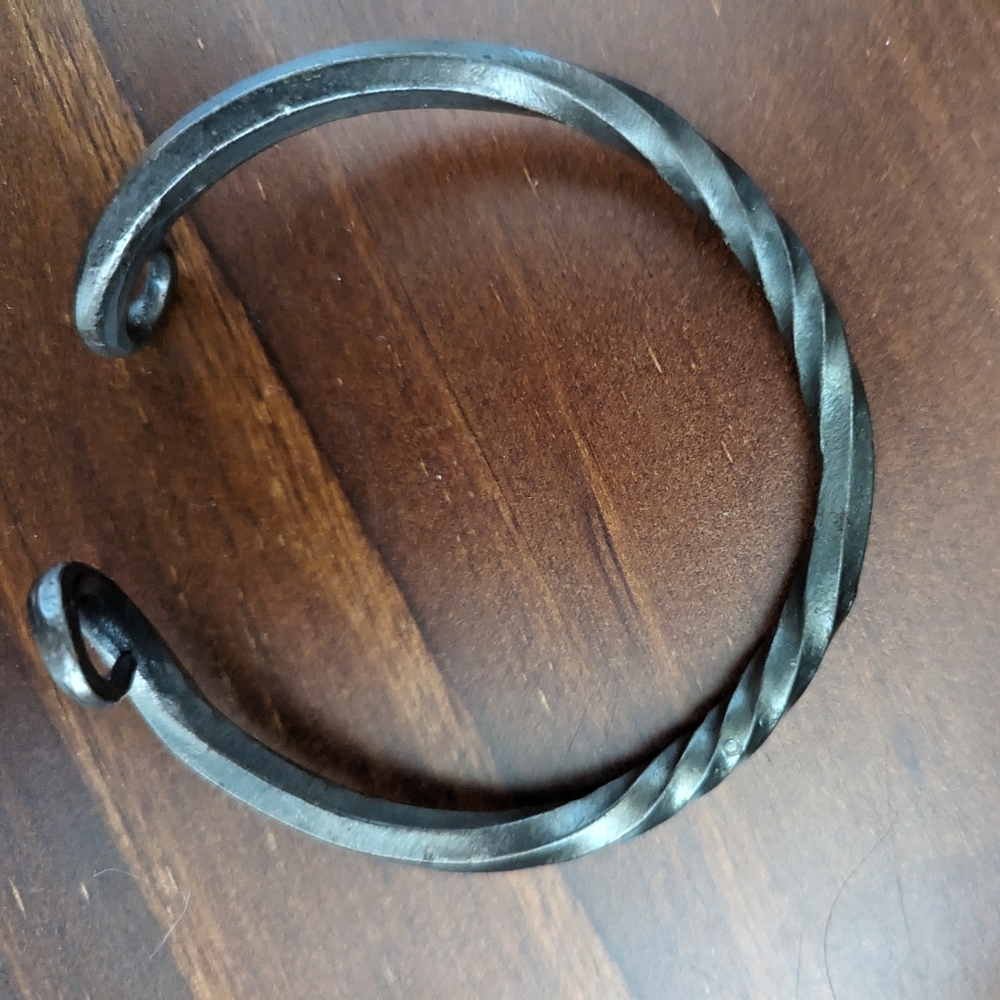 Handmade Iron upper arm bracelet - Picture 2 of 4